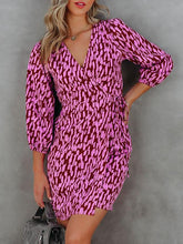 Bedrucktes Freizeitkleid mit V-Ausschnitt